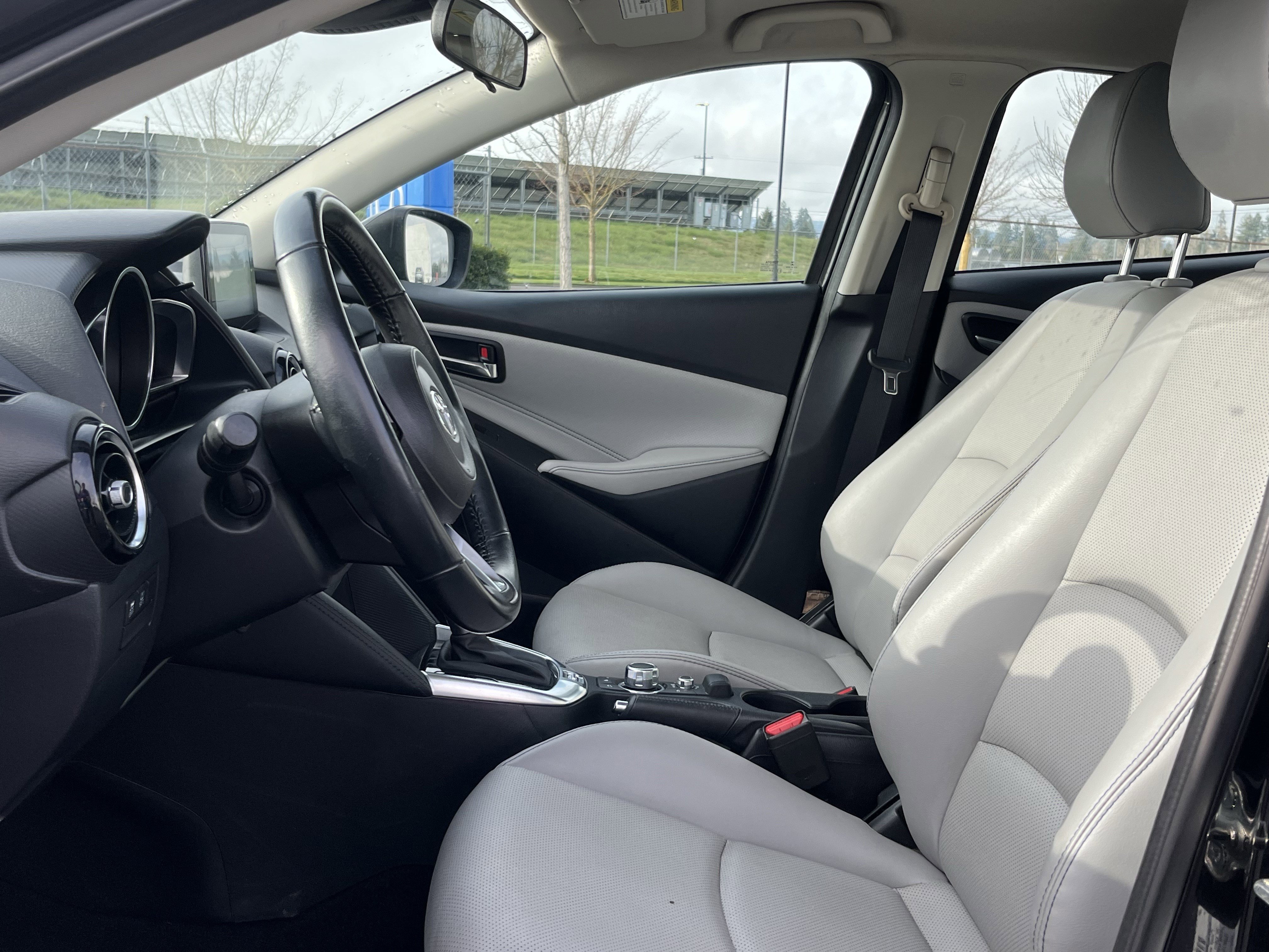 Used 2020 Toyota Yaris XLE image 10