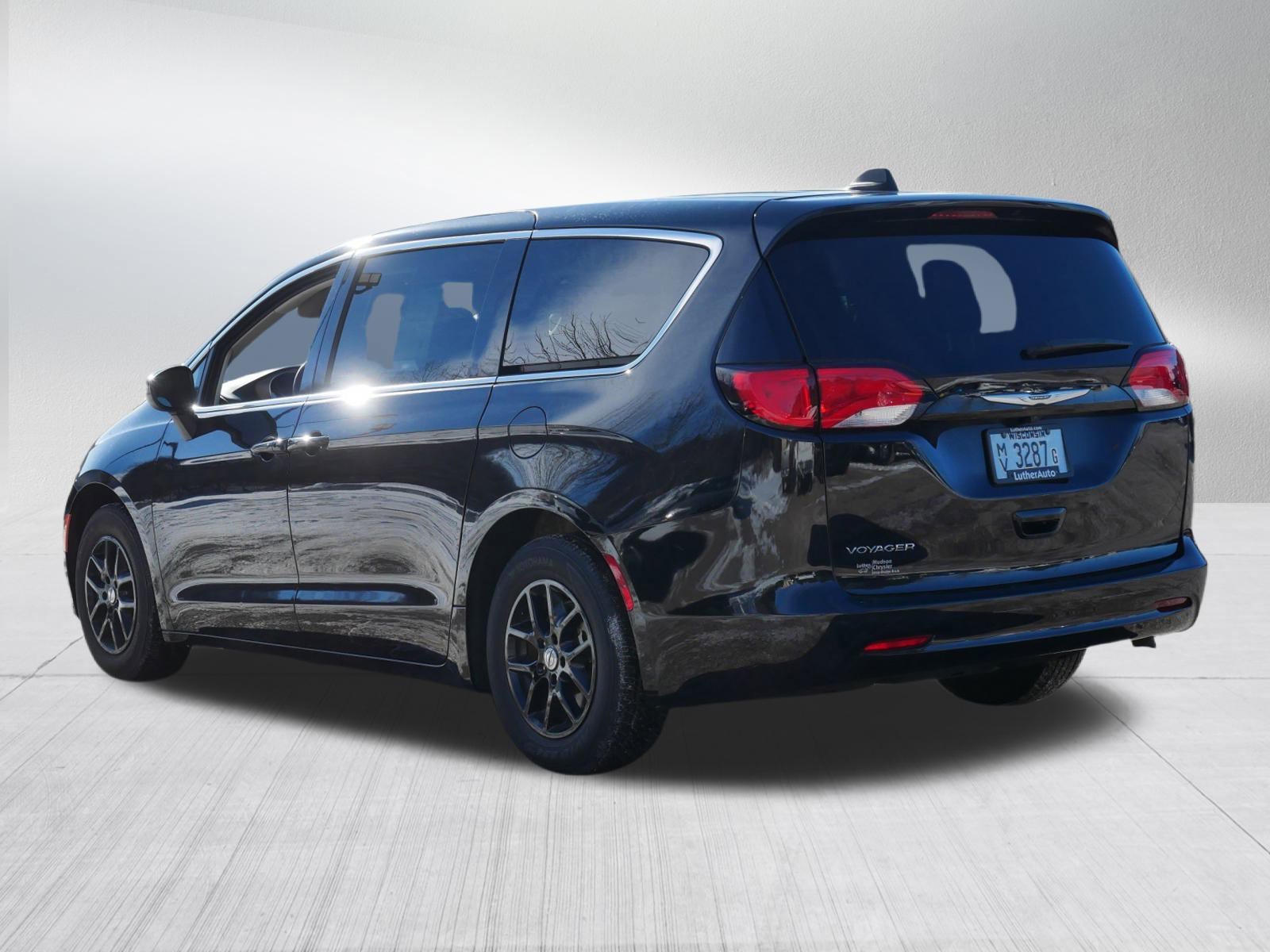 Used 2022 Chrysler Voyager LX image 5