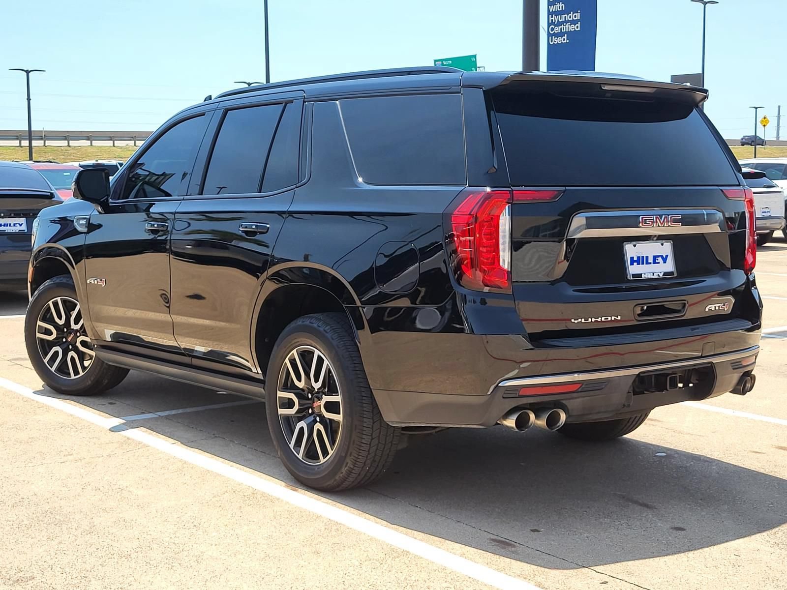 Used 2023 GMC Yukon AT4 w/ AT4 Premium Package AWD/4WD image 3