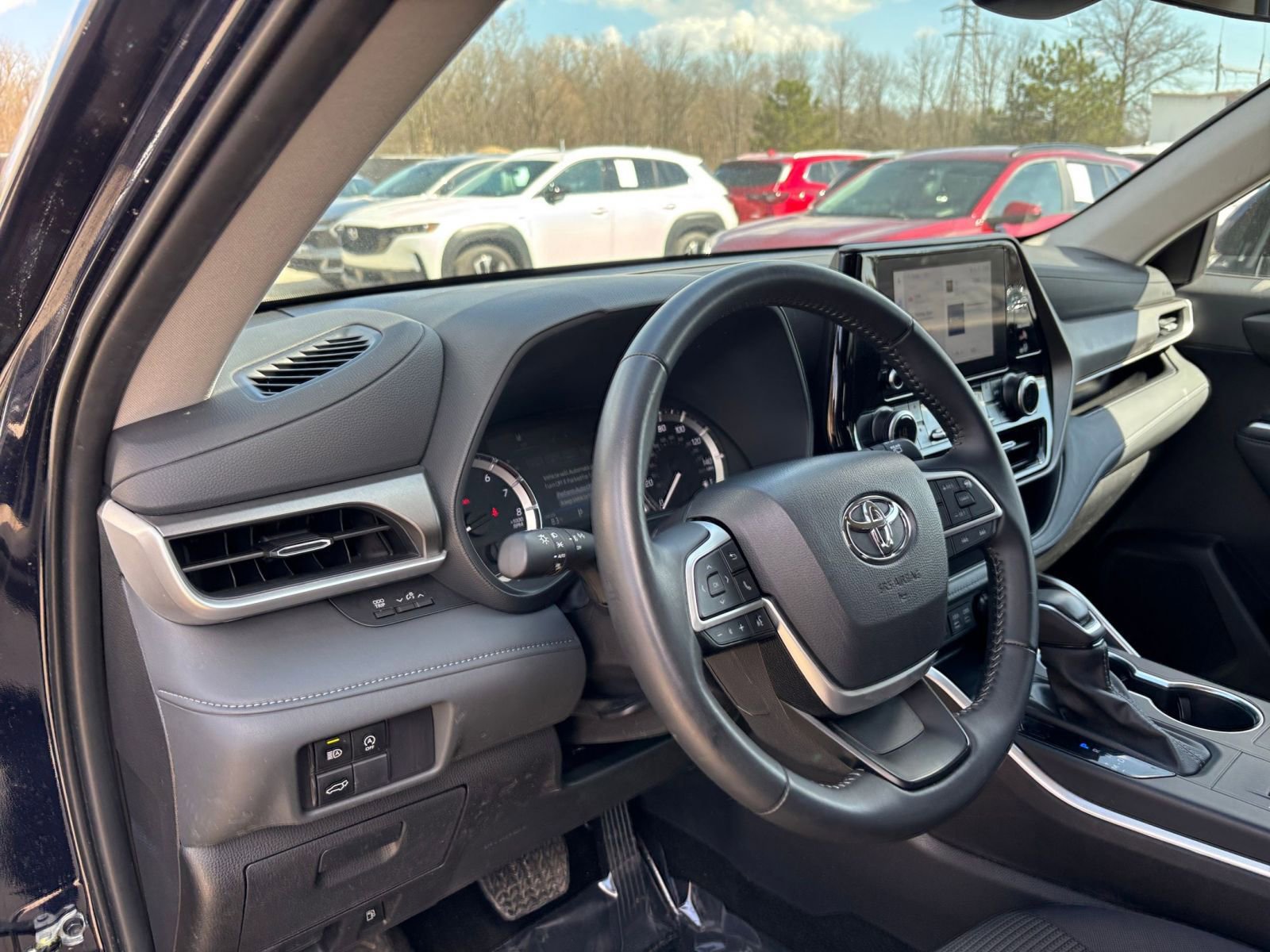 Used 2025 Toyota Highlander LE image 37