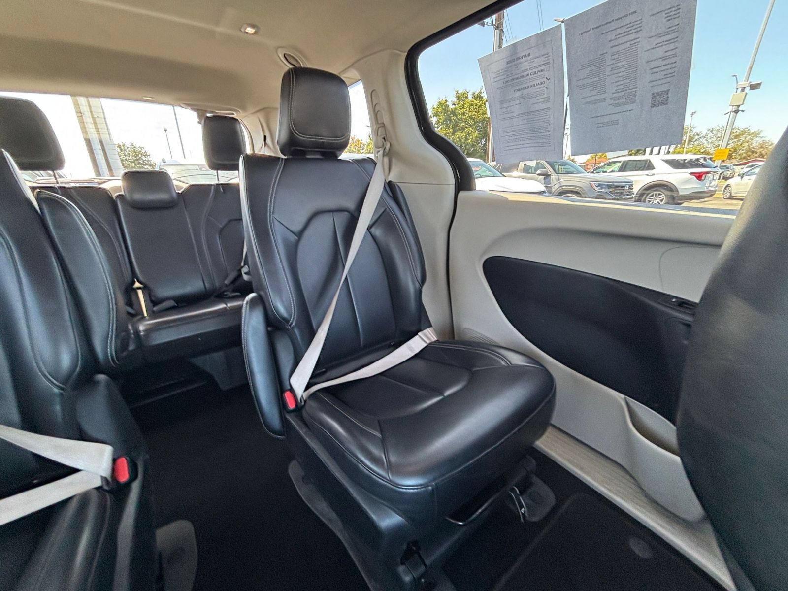 Used 2023 Chrysler Pacifica Touring-L FWD image 39