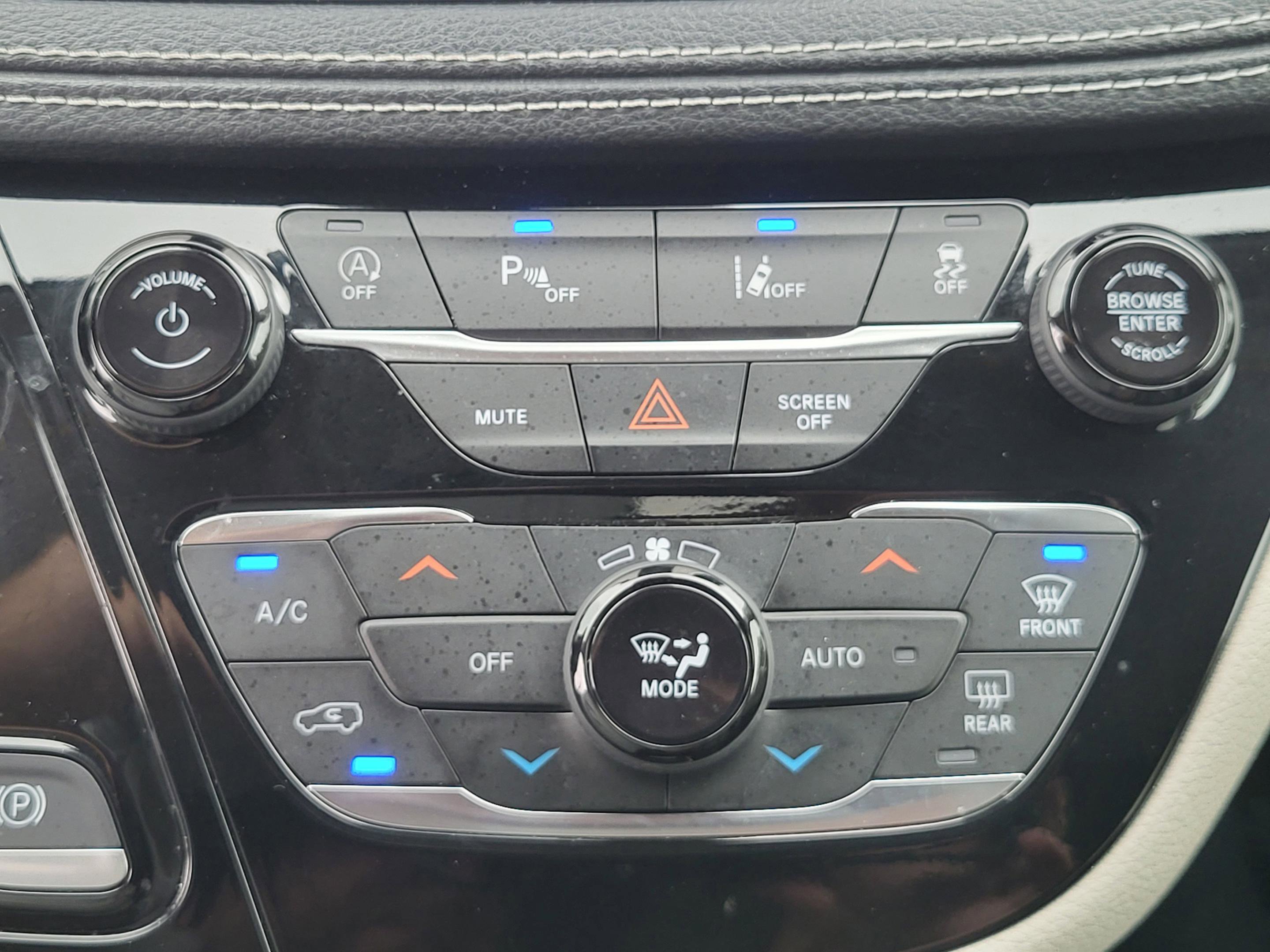 Used 2023 Chrysler Pacifica Touring-L AWD/4WD image 48