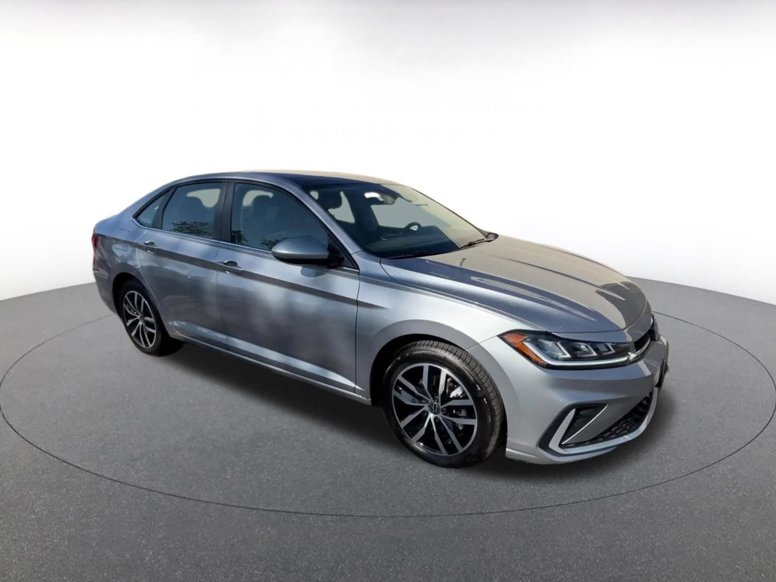 Used 2025 Volkswagen Jetta SE image 2