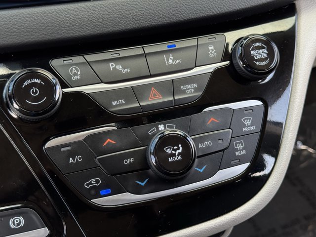 Used 2024 Chrysler Pacifica Touring-L FWD image 20