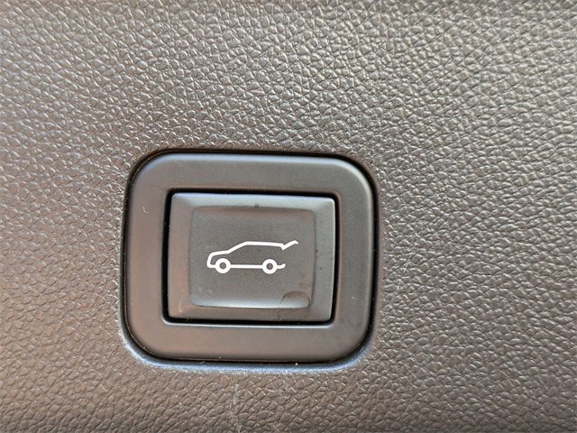 Used 2023 GMC Yukon SLT image 13