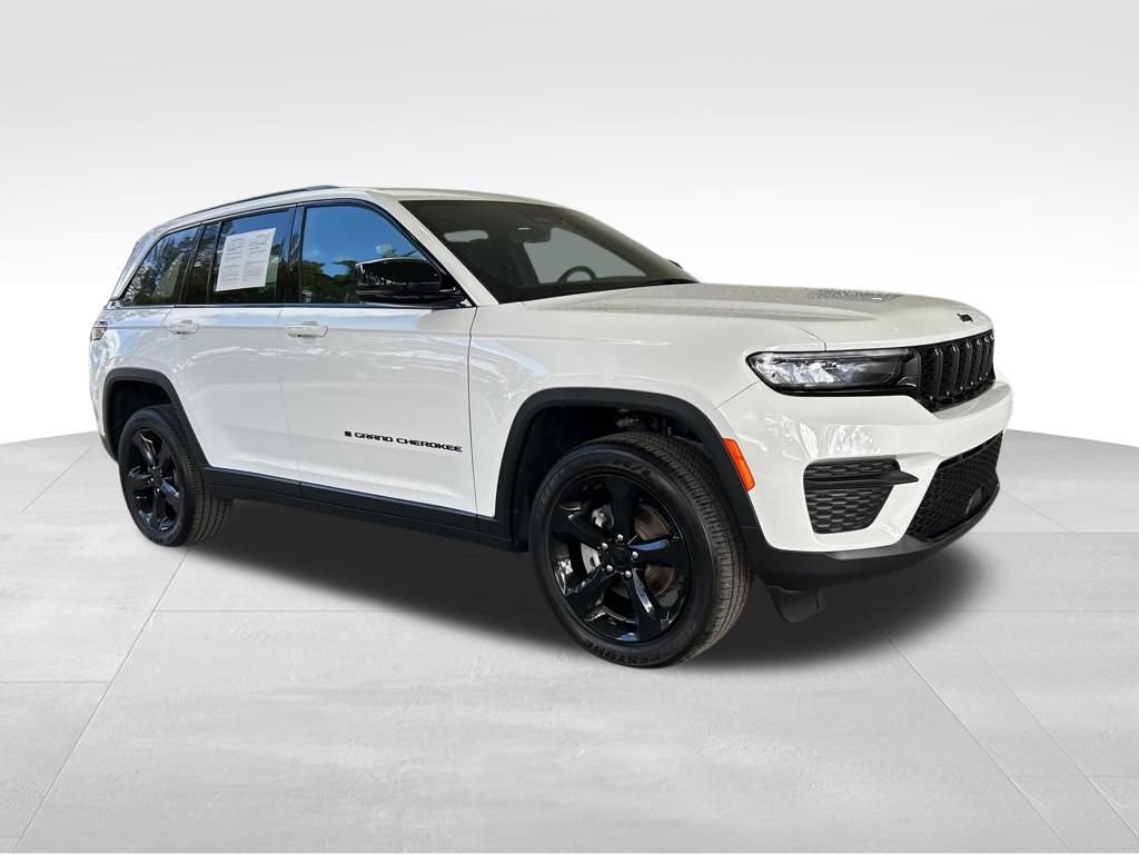 Used 2025 Jeep Grand Cherokee Altitude RWD image 2