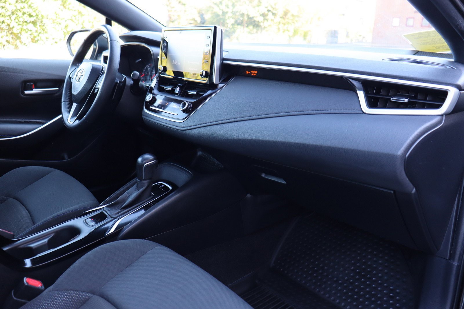 Used 2020 Toyota Corolla SE w/ SE Premium Package FWD image 19
