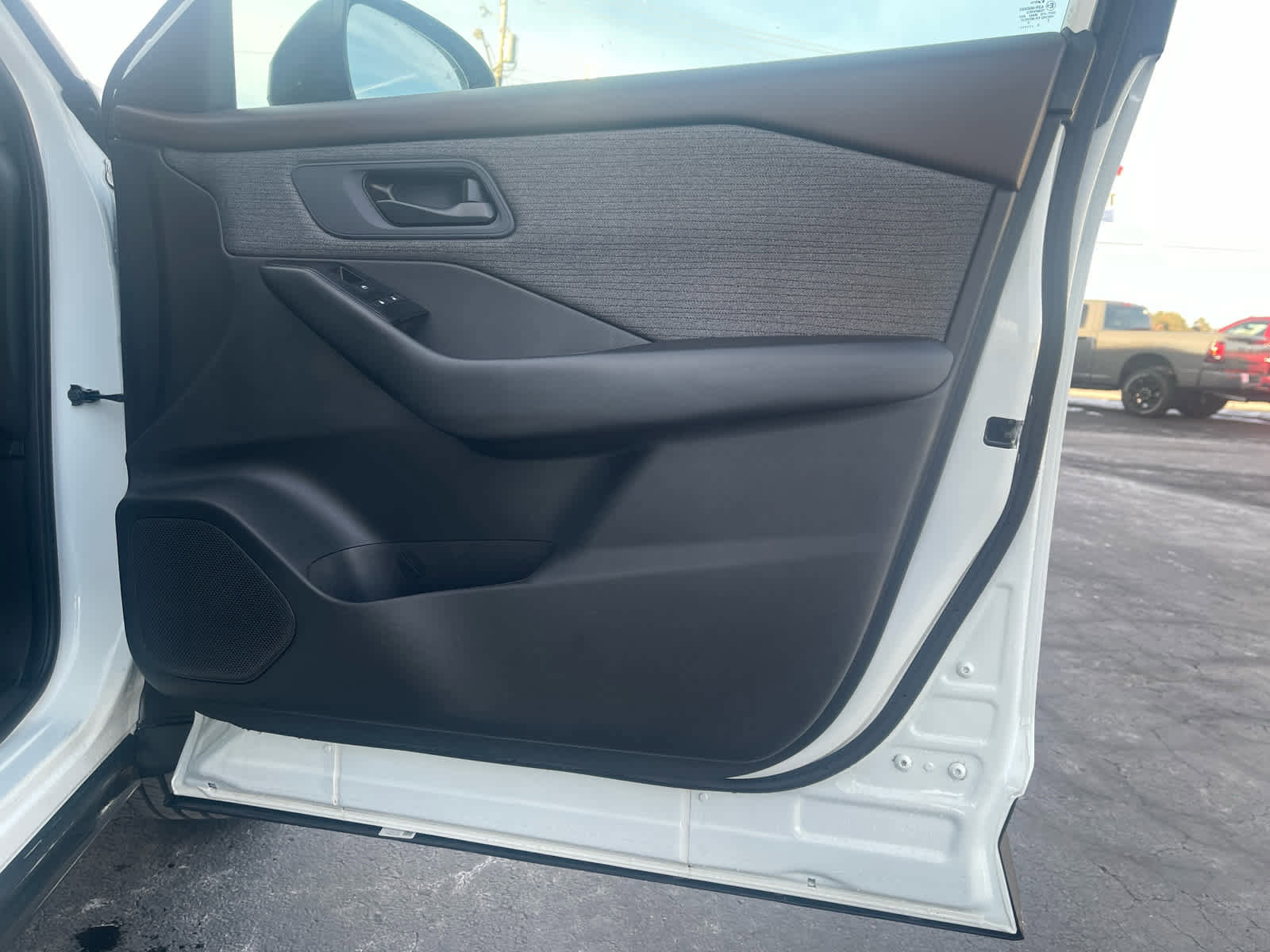 Used 2023 Nissan Rogue S image 9