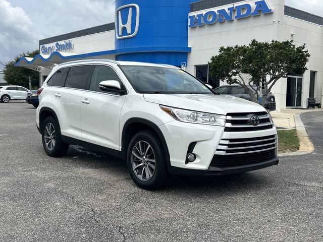 Used 2019 Toyota Highlander XLE FWD image 2