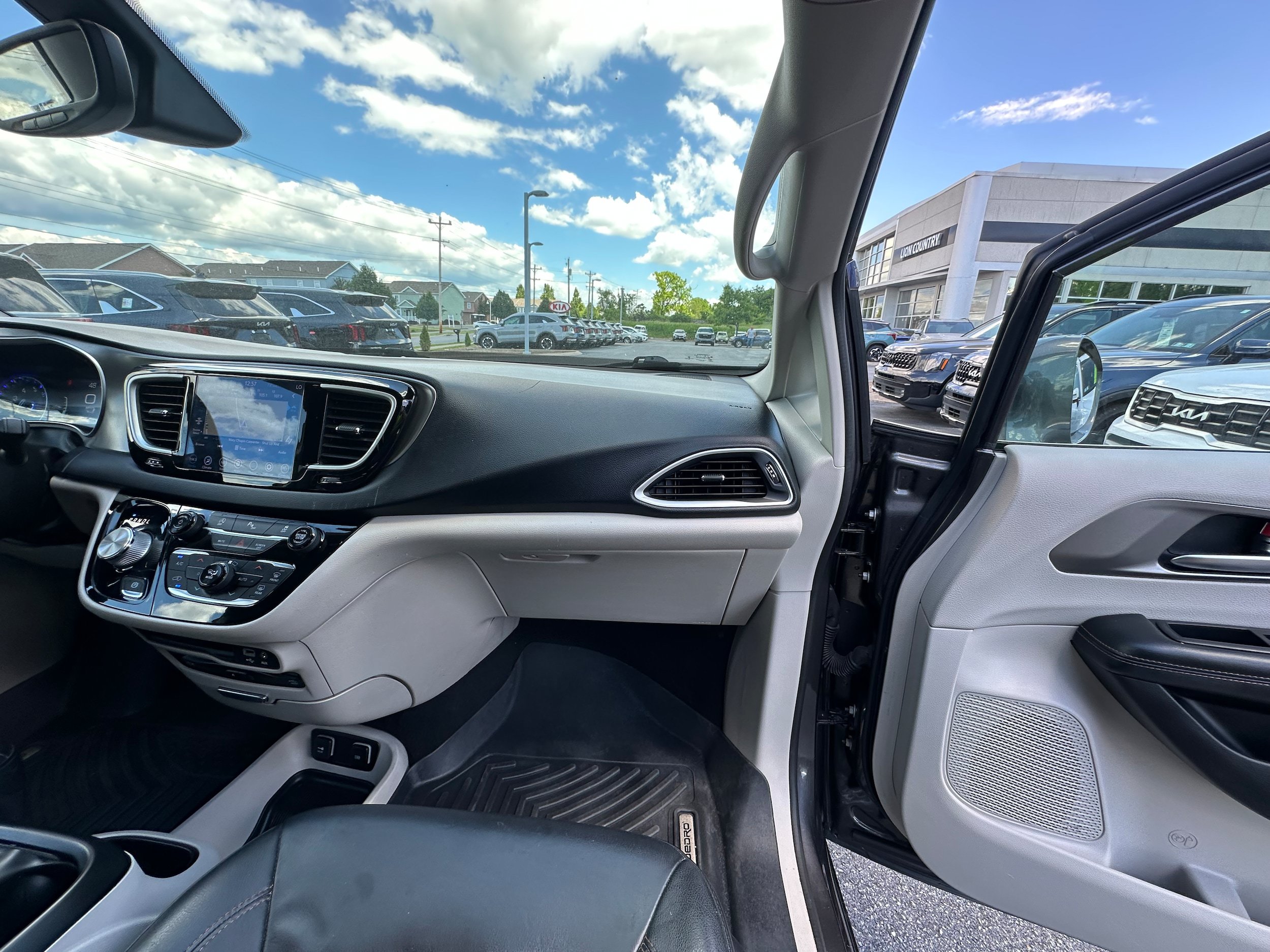 Used 2020 Chrysler Pacifica Touring-L Plus FWD image 18