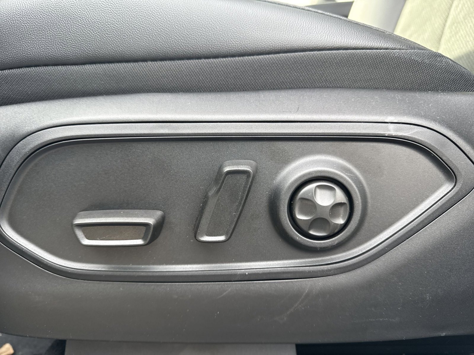 New 2025 Jeep Grand Cherokee Altitude image 14