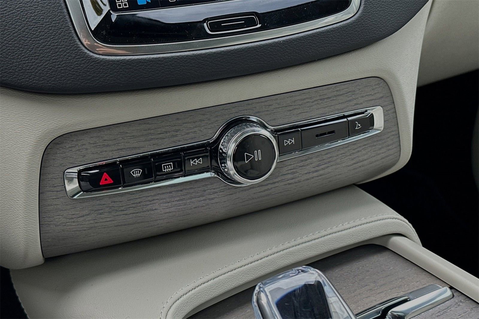 Certified 2025 Volvo XC90 B6 Ultra w/ Protection Package Premier image 21