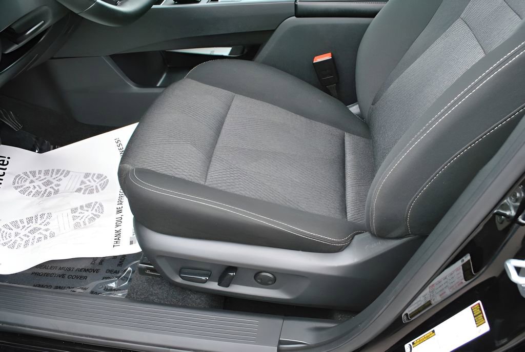 Used 2025 Nissan Rogue SV AWD/4WD image 19
