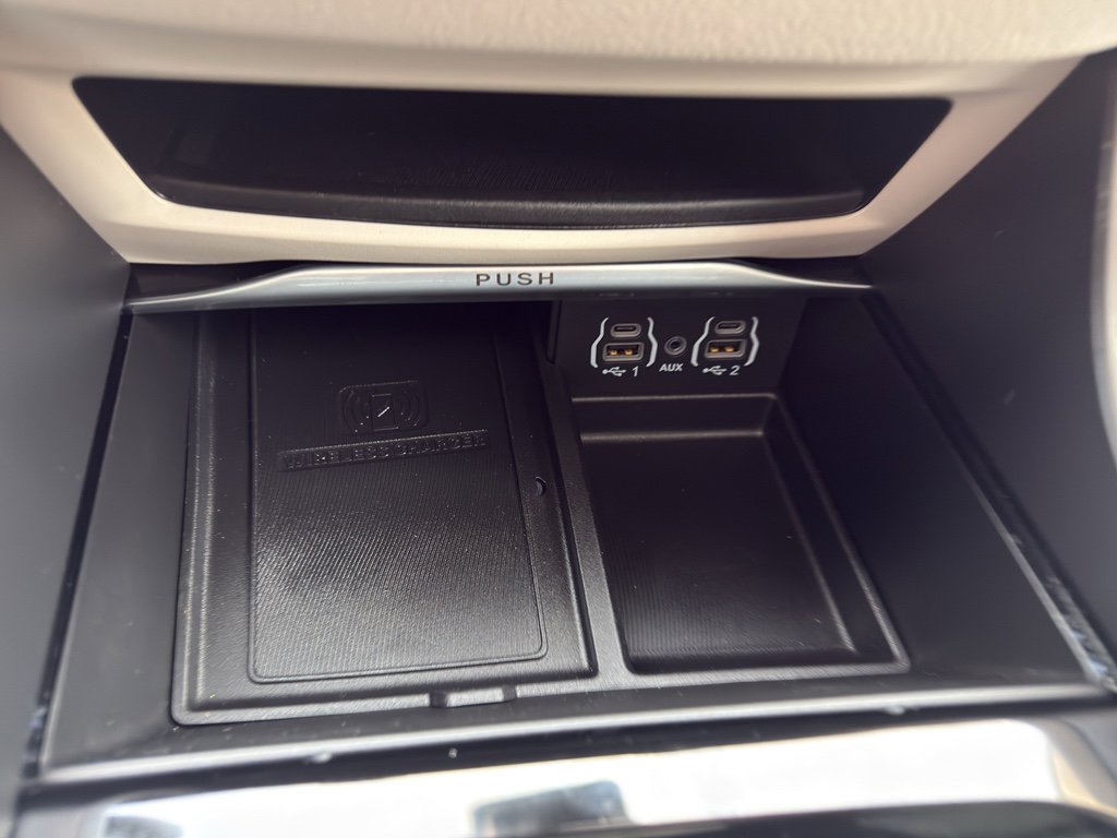 Used 2024 Chrysler Pacifica Limited image 19