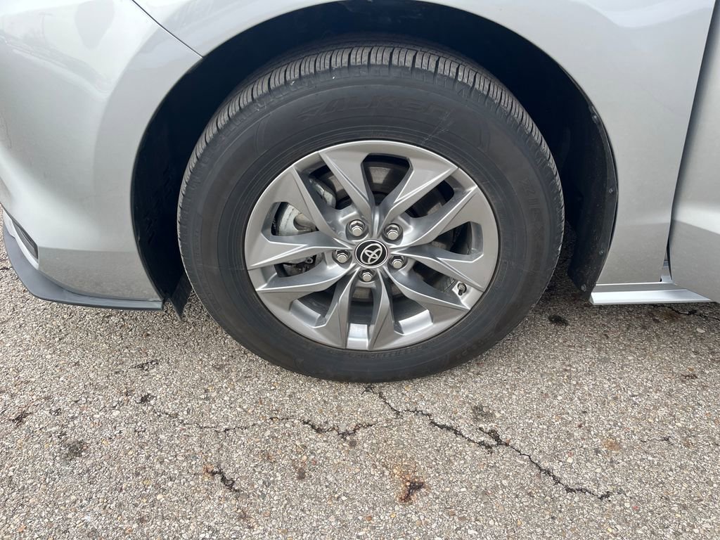 Certified 2024 Toyota Sienna LE image 28