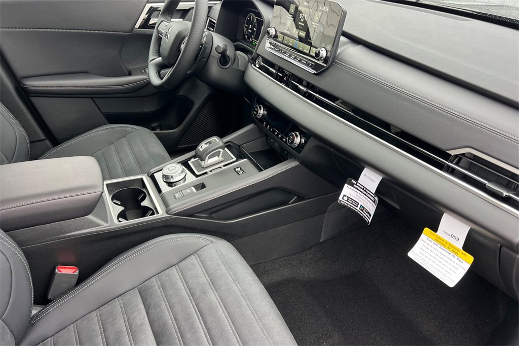 New 2025 Mitsubishi Outlander SE image 17