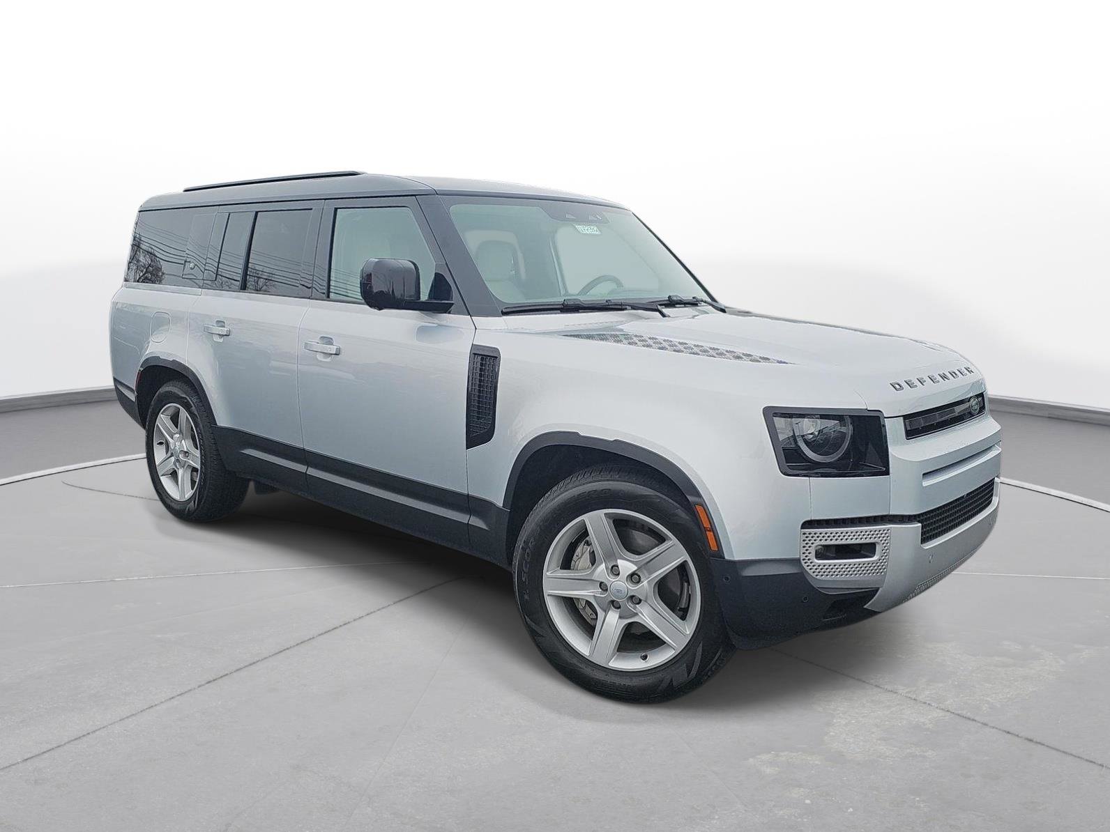 Used 2023 Land Rover Defender 130 SE image 4