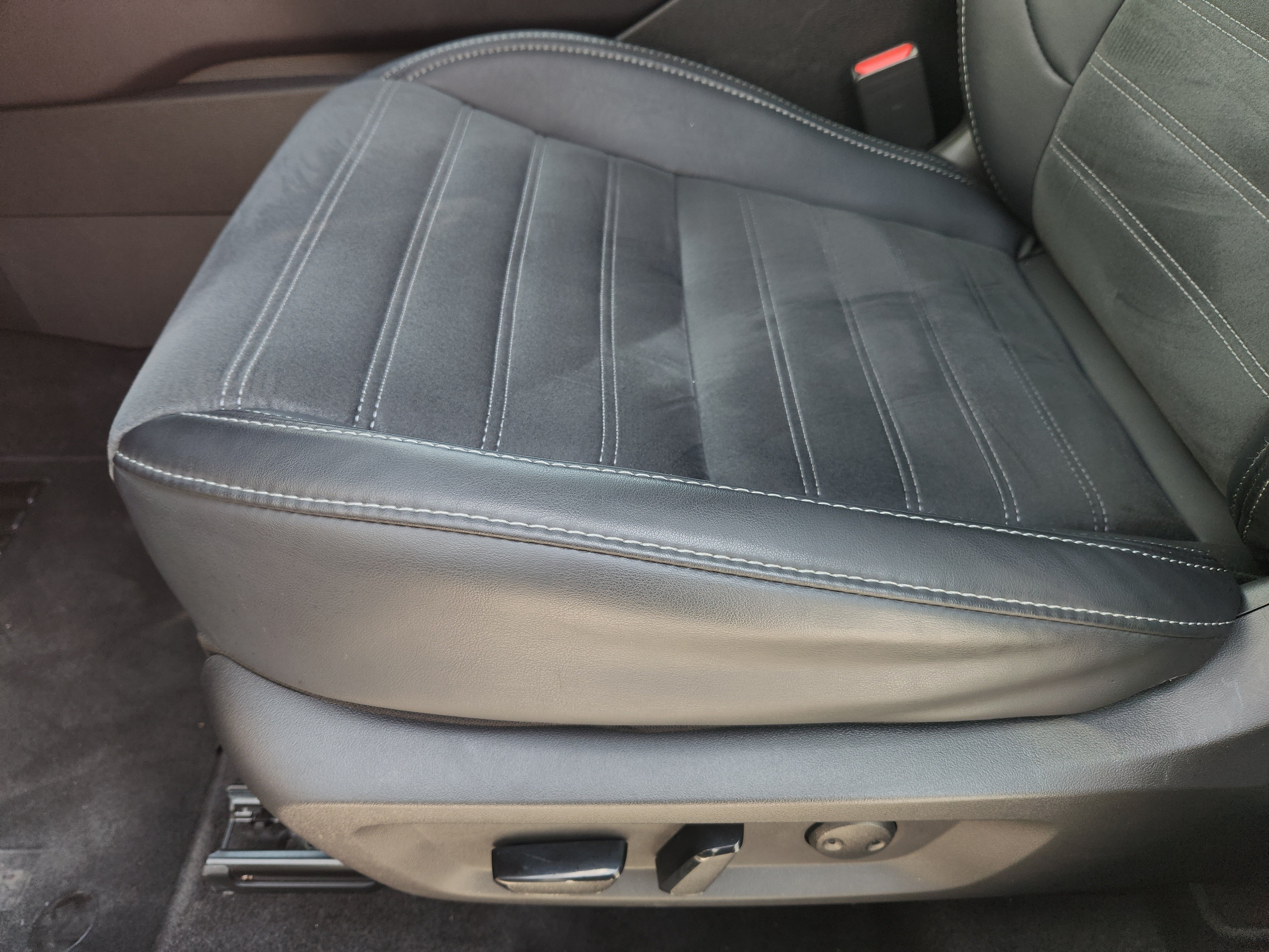 Used 2025 Mitsubishi Outlander SE AWD/4WD image 27