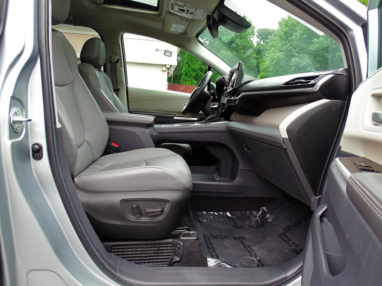 Used 2024 Toyota Sienna XLE FWD image 29