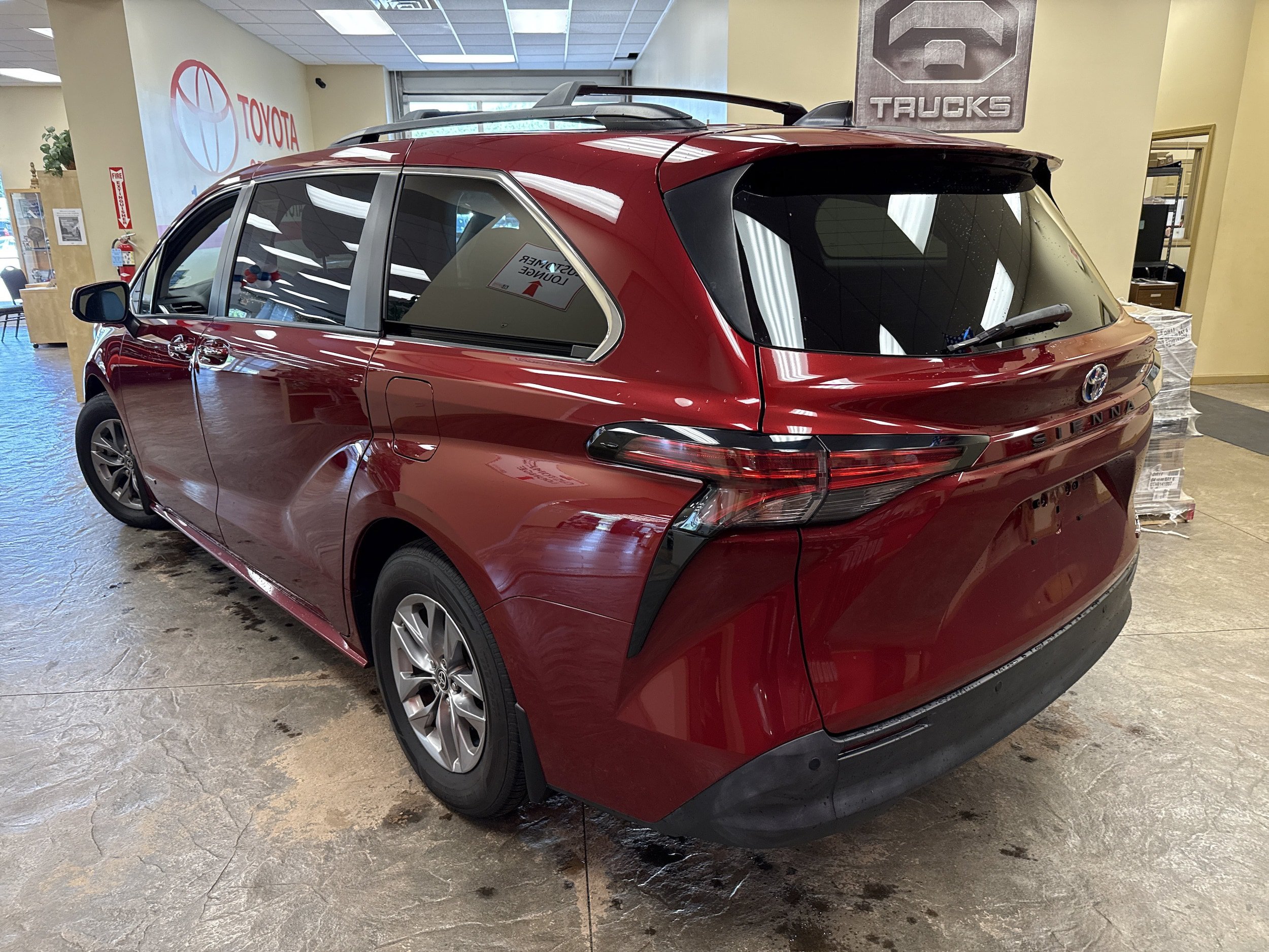 Used 2021 Toyota Sienna XLE w/ XLE Plus Package FWD image 11
