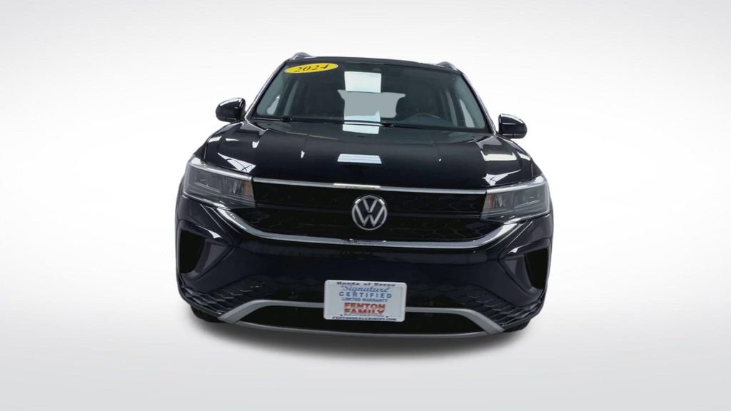 Used 2024 Volkswagen Taos SE image 3