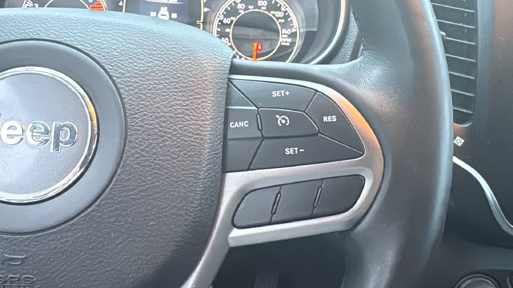 Used 2019 Jeep Cherokee Latitude Plus w/ Cold Weather Group AWD/4WD image 21