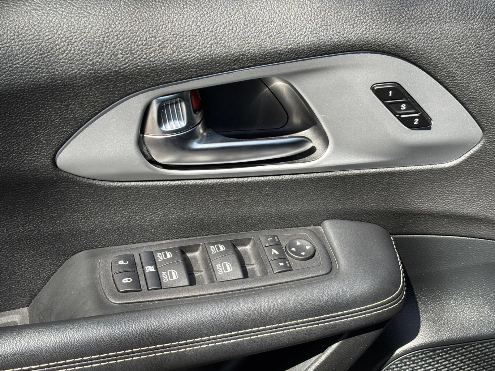 Used 2025 Chrysler Pacifica Limited FWD image 18