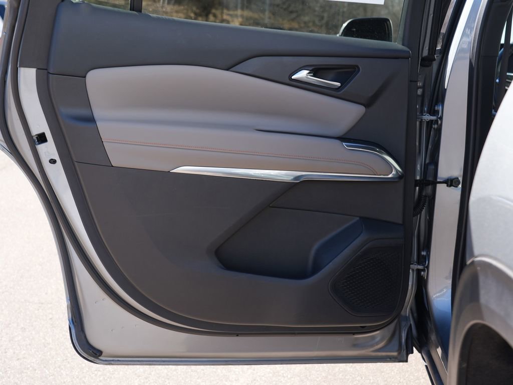 Used 2025 Chevrolet Traverse LT image 19