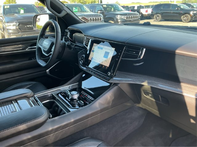 Used 2022 Jeep Wagoneer Series III w/ Flexible Seating Group AWD/4WD image 17
