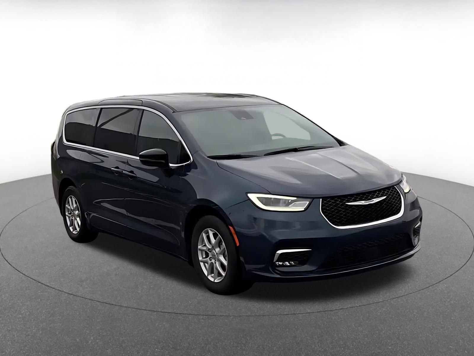 Used 2025 Chrysler Pacifica Select image 3