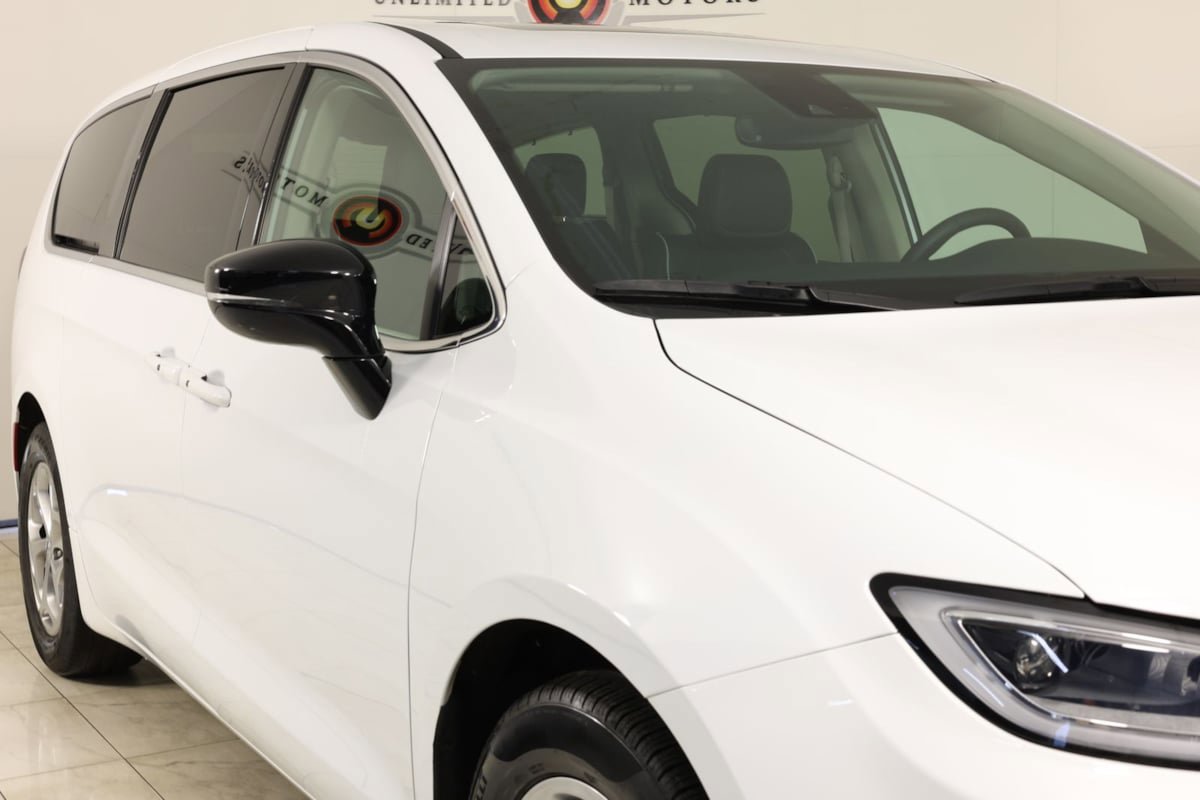 Used 2024 Chrysler Pacifica Limited FWD image 38