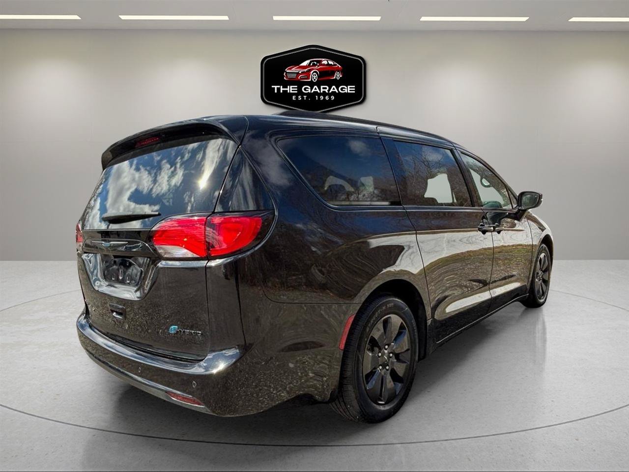 Used 2019 Chrysler Pacifica Limited w/ Advanced Safetytec Group FWD image 3
