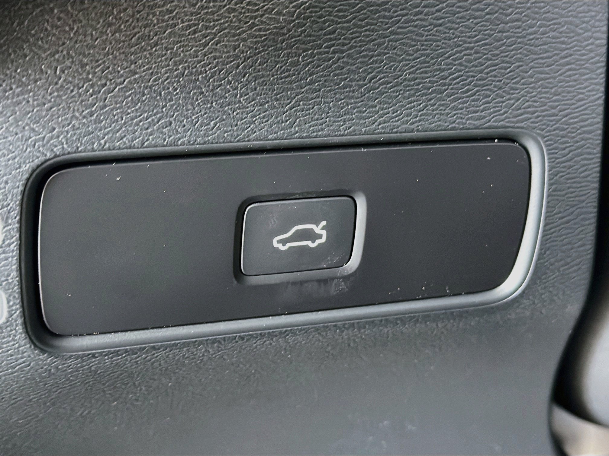 Used 2025 Volvo XC40 B5 Plus AWD/4WD image 16