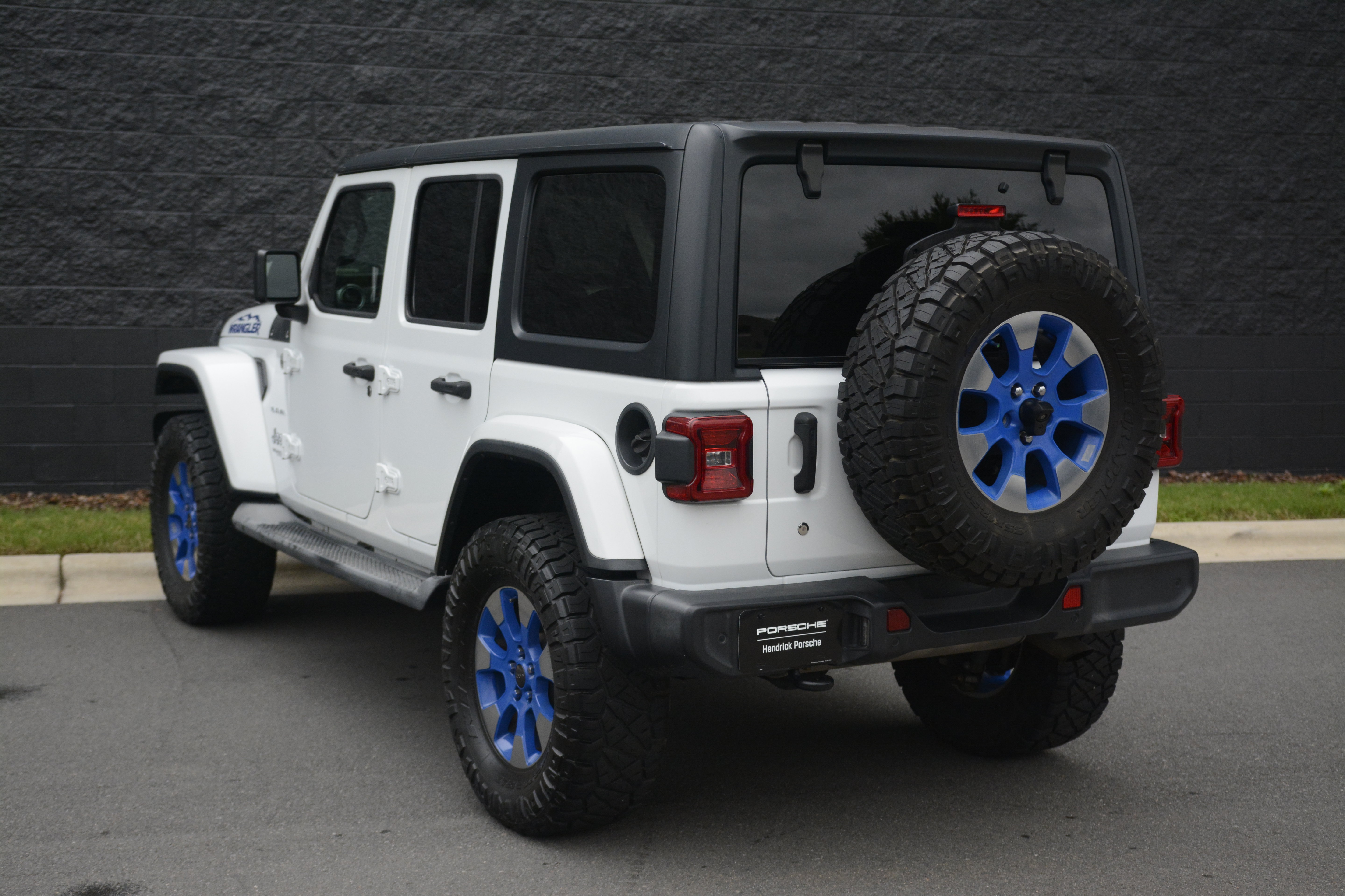Used 2018 Jeep Wrangler Unlimited Sahara AWD/4WD image 3