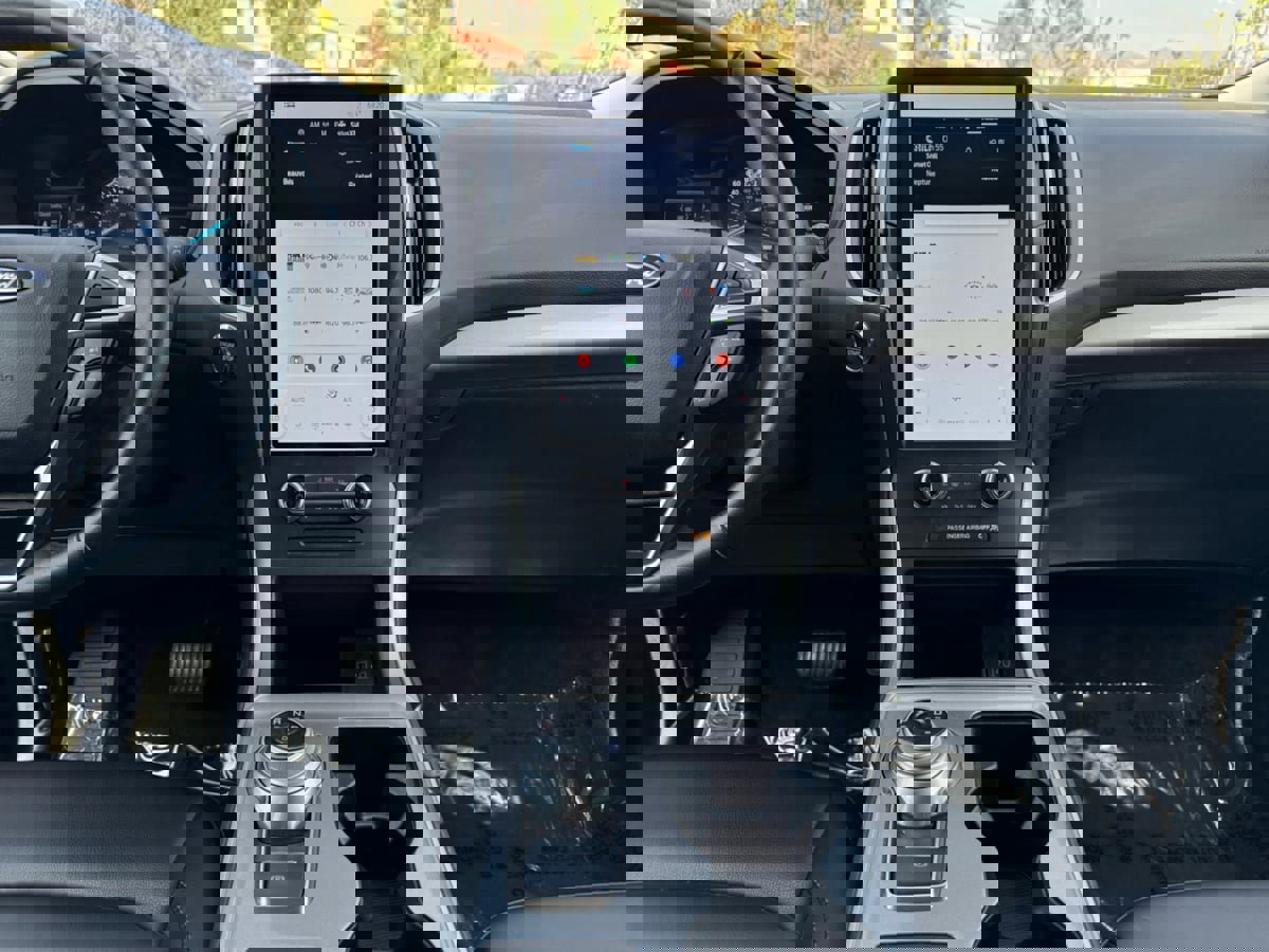 Used 2024 Ford Edge SEL image 16