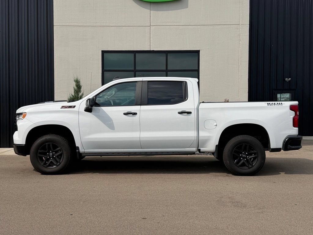Used 2024 Chevrolet Silverado 1500 LT Trail Boss w/ LT Trail Boss Premium Package AWD/4WD image 2