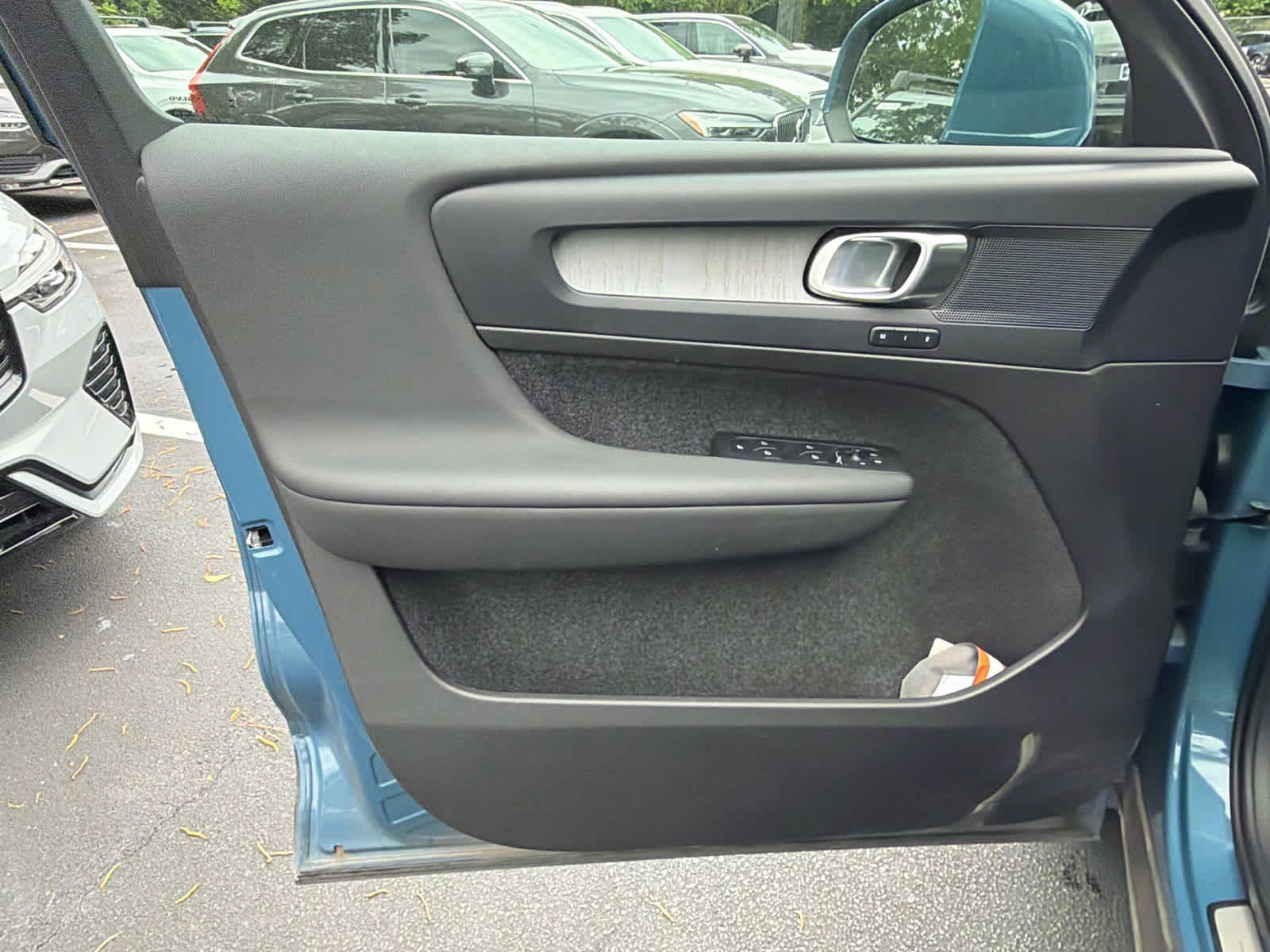 Certified 2025 Volvo XC40 B5 Core AWD/4WD image 24