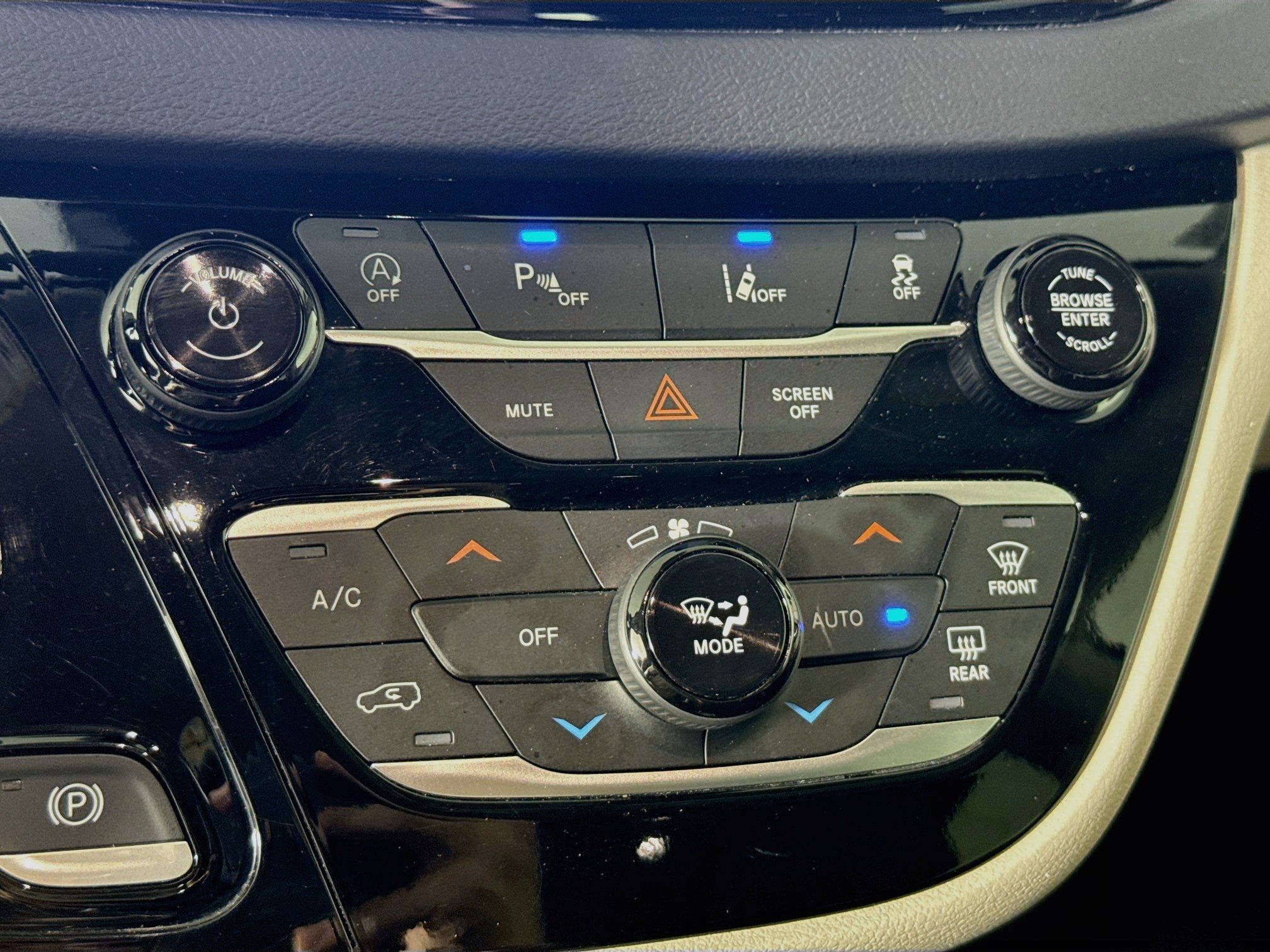 Used 2024 Chrysler Pacifica Touring-L FWD image 17