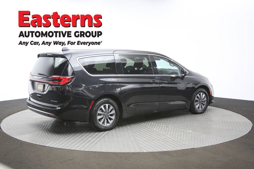 Used 2023 Chrysler Pacifica Touring-L image 39