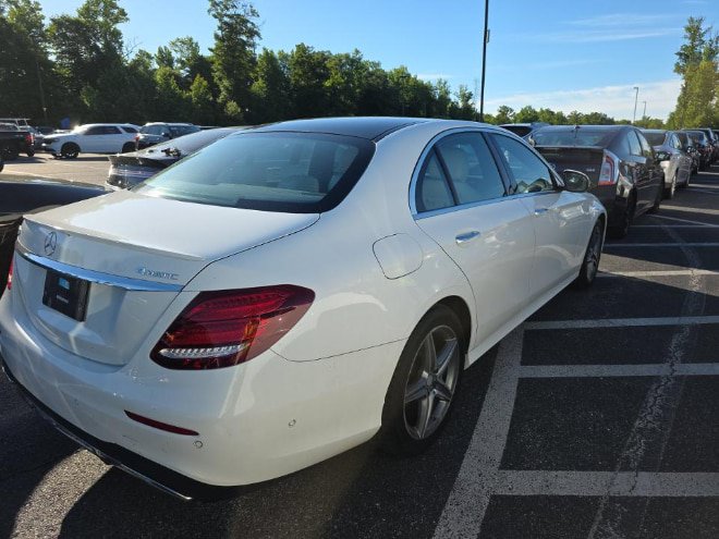 Used 2017 Mercedes-Benz E 300 4MATIC image 4