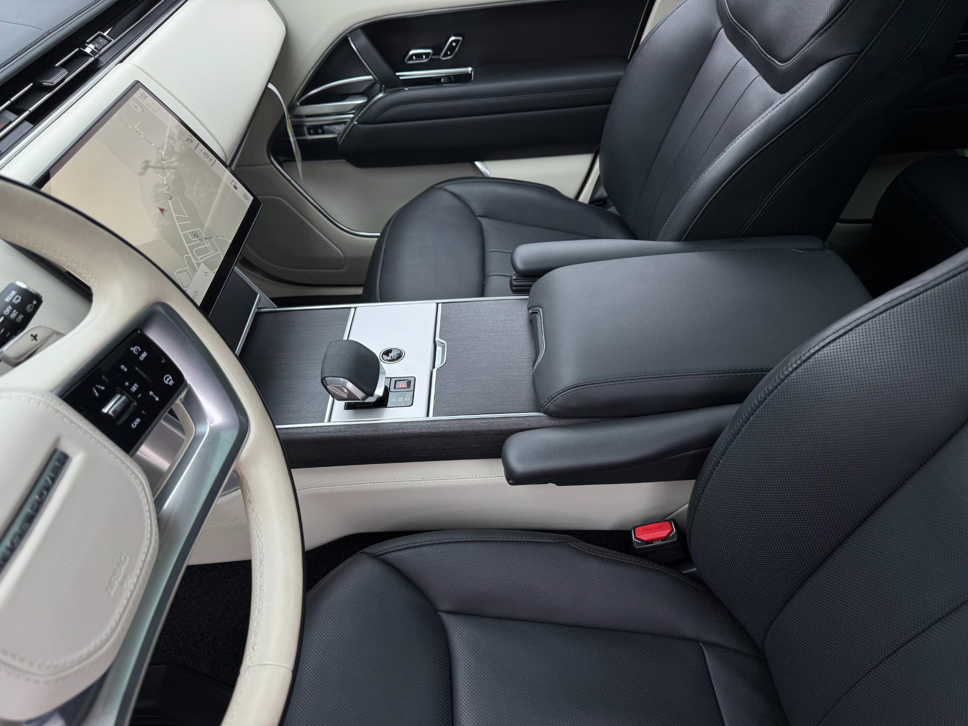 Used 2024 Land Rover Range Rover SE image 12