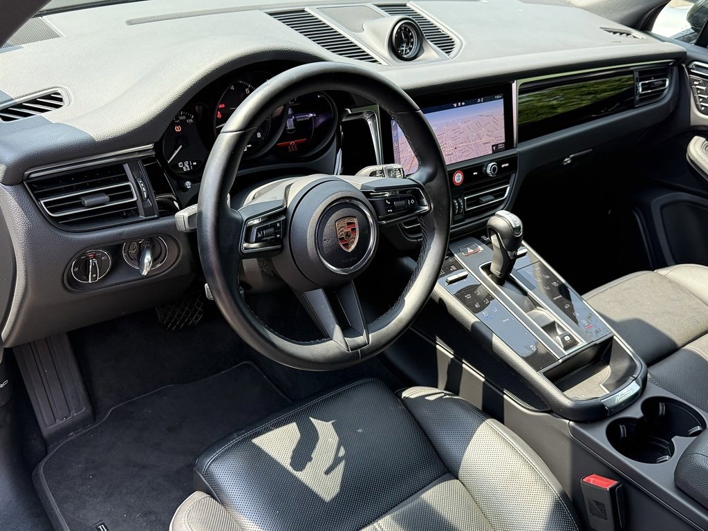 Certified 2024 Porsche Macan image 4