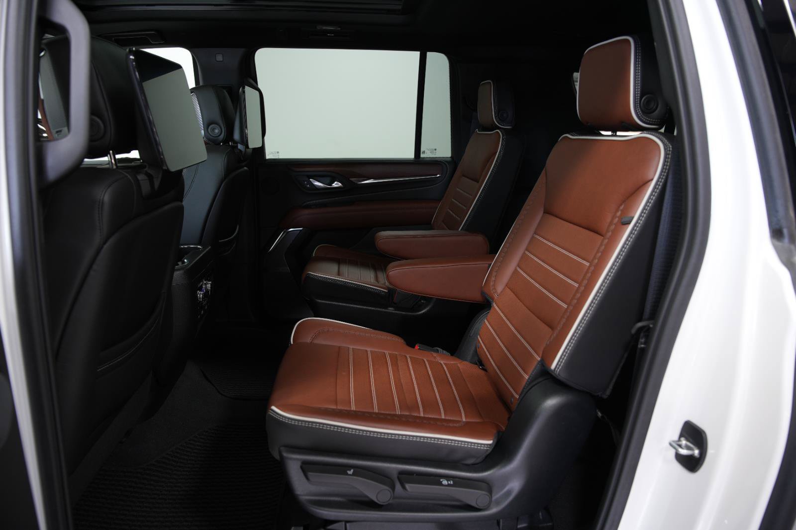 Used 2024 GMC Yukon XL Denali Ultimate AWD/4WD image 27