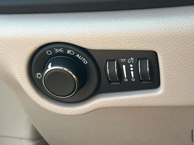 Used 2023 Chrysler Voyager LX FWD image 29