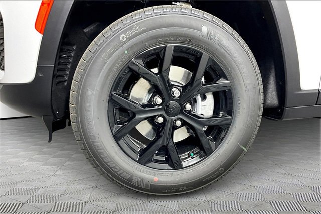 New 2025 Jeep Grand Cherokee Altitude image 12