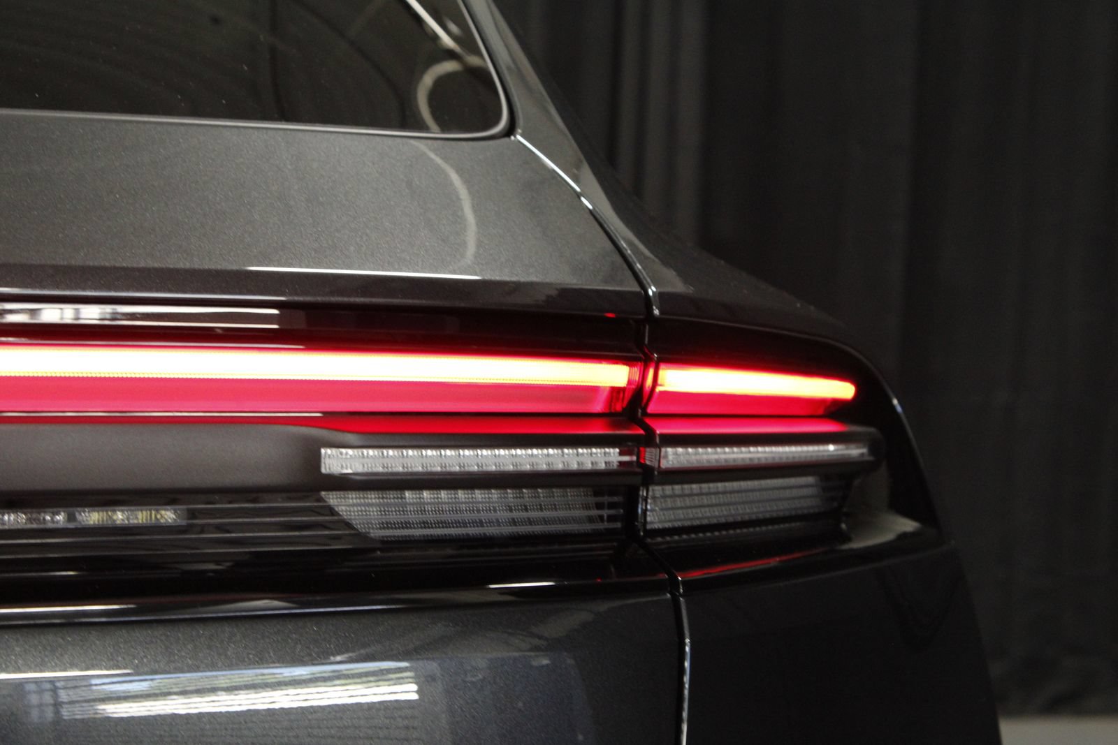 Certified 2025 Porsche Macan 4 Electric AWD/4WD image 12