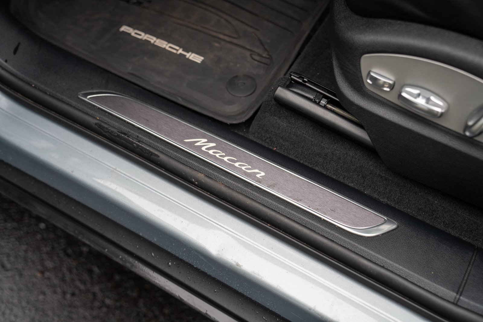 Used 2025 Porsche Macan image 12