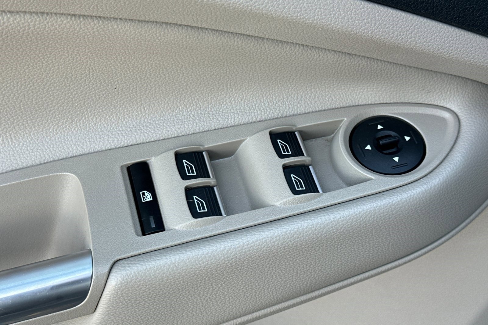 Used 2017 Ford Escape Titanium FWD image 13