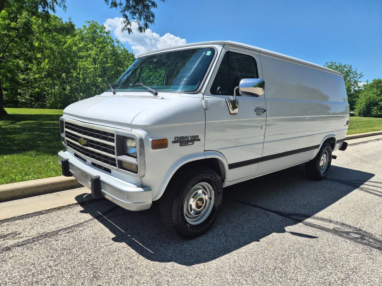 Used 1995 Chevrolet G20 RWD image 1