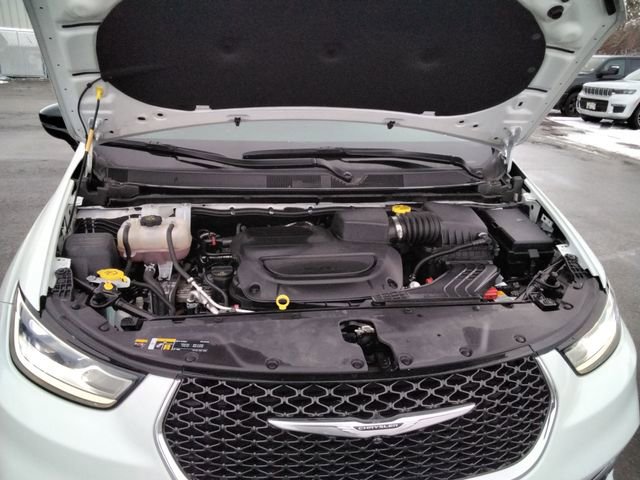 Used 2024 Chrysler Pacifica Touring-L image 11